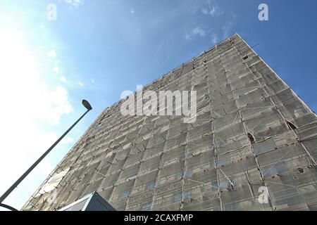 08/01/2020, Kiel, le nouveau bâtiment controversé de l'hôtel Hampton by Hilton sur l'Europaplatz de Kiel, juste à côté de l'Ostseehalle. Le projet a été financé et planifié par l'investisseur et développeur de projet Revitalis de Hambourg et le MPP architectes de Hambourg. En raison de la construction de 45 mètres et 13 étages avec 208 chambres, l'hôtel économique premium n'est pas le bienvenu pour beaucoup de personnes à Kiel. À l'origine, le bâtiment était censé avoir une hauteur de 54 mètres. La fin des travaux est prévue pour l'automne 2020. --- pour usage éditorial seulement! --- seulement pour usage éditorial! --- | utilisation dans le monde entier Banque D'Images
