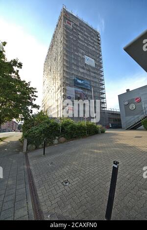 08/01/2020, Kiel, le nouveau bâtiment controversé de l'hôtel Hampton by Hilton sur l'Europaplatz de Kiel, juste à côté de l'Ostseehalle. Le projet a été financé et planifié par l'investisseur et développeur de projet Revitalis de Hambourg et le MPP architectes de Hambourg. En raison de la construction de 45 mètres et 13 étages avec 208 chambres, l'hôtel économique premium n'est pas le bienvenu pour beaucoup de personnes à Kiel. À l'origine, le bâtiment était censé avoir une hauteur de 54 mètres. La fin des travaux est prévue pour l'automne 2020. --- pour usage éditorial seulement! --- seulement pour usage éditorial! --- | utilisation dans le monde entier Banque D'Images