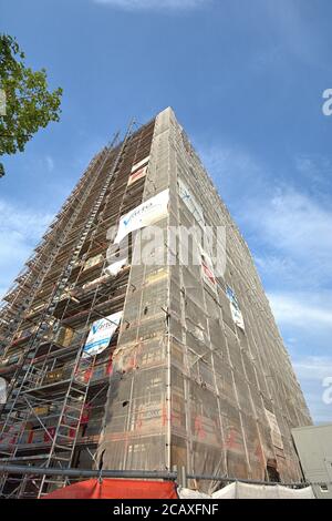 08/01/2020, Kiel, le nouveau bâtiment controversé de l'hôtel Hampton by Hilton sur l'Europaplatz de Kiel, juste à côté de l'Ostseehalle. Le projet a été financé et planifié par l'investisseur et développeur de projet Revitalis de Hambourg et le MPP architectes de Hambourg. En raison de la construction de 45 mètres et 13 étages avec 208 chambres, l'hôtel économique premium n'est pas le bienvenu pour beaucoup de personnes à Kiel. À l'origine, le bâtiment était censé avoir une hauteur de 54 mètres. La fin des travaux est prévue pour l'automne 2020. --- pour usage éditorial seulement! --- seulement pour usage éditorial! --- | utilisation dans le monde entier Banque D'Images