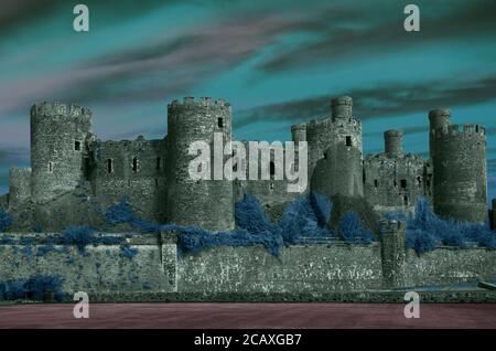 Le château de Conwy, fortification médiévale de Conwy (Nord du pays de Galles), a été construit entre 1283 et 1289. Dans cette image fantaisie, les couleurs ont été modifiées. Banque D'Images