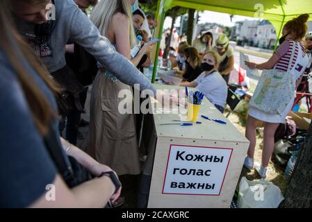 Varsovie, Pologne. 09e août 2020. Un homme vote dans la boîte de vote pendant l'élection. Les Biélorusses font la queue à l’ambassade du Bélarus pendant plusieurs heures sous la chaleur de plus de 30 degrés pour participer aux élections présidentielles où Aleksander Loukachenko, qui est en fonction depuis 26 ans, est considéré comme le favori, et son principal rival est Svetlana Tikhanovskaya, l’épouse d’un blogueur populaire. Crédit : SOPA Images Limited/Alamy Live News Banque D'Images