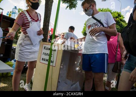 Varsovie, Pologne. 09e août 2020. Un homme vote dans la boîte de scrutin pendant les élections. Les Biélorusses font la queue à l’ambassade du Bélarus pendant plusieurs heures sous la chaleur de plus de 30 degrés pour participer aux élections présidentielles où Aleksander Loukachenko, qui est en fonction depuis 26 ans, est considéré comme le favori, et son principal rival est Svetlana Tikhanovskaya, l’épouse d’un blogueur populaire. Crédit : SOPA Images Limited/Alamy Live News Banque D'Images