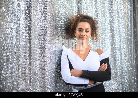 Dresde, Allemagne. 07e août 2020. Nadja Benaissa est sur scène dans le théâtre en plein air Junge Garde. L'ancienne chanteuse No-Angels se présentera à Dresde ce soir pour la première fois avec le groupe féminin de Dresde 'medlz'. L'enfant de 38 ans célèbre son retour de groupe après dix ans. Elle avait été embauchée par le groupe de femmes a capella en octobre 2019 pour remplacer leur alto sortant. Jusqu'en 2010, le Hessian, qui vit à Berlin, appartenait au groupe de filles No Angels, qui a émergé de la série de casting 'Popstars'. Credit: Robert Michael/dpa-Zentralbild/ZB/dpa/Alay Live News Banque D'Images