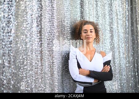 Dresde, Allemagne. 07e août 2020. Nadja Benaissa est sur scène dans le théâtre en plein air Junge Garde. L'ancienne chanteuse No-Angels se présentera à Dresde ce soir pour la première fois avec le groupe féminin de Dresde 'medlz'. L'enfant de 38 ans célèbre son retour de groupe après dix ans. Elle avait été embauchée par le groupe de femmes a capella en octobre 2019 pour remplacer leur alto sortant. Jusqu'en 2010, le Hessian, qui vit à Berlin, appartenait au groupe de filles No Angels, qui a émergé de la série de casting 'Popstars'. Credit: Robert Michael/dpa-Zentralbild/ZB/dpa/Alay Live News Banque D'Images