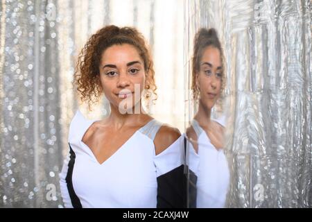 Dresde, Allemagne. 07e août 2020. Nadja Benaissa est sur scène dans le théâtre en plein air Junge Garde. L'ancienne chanteuse No-Angels se présentera à Dresde ce soir pour la première fois avec le groupe féminin de Dresde 'medlz'. L'enfant de 38 ans célèbre son retour de groupe après dix ans. Elle avait été embauchée par le groupe de femmes a capella en octobre 2019 pour remplacer leur alto sortant. Jusqu'en 2010, le Hessian, qui vit à Berlin, appartenait au groupe de filles No Angels, qui a émergé de la série de casting 'Popstars'. Credit: Robert Michael/dpa-Zentralbild/ZB/dpa/Alay Live News Banque D'Images