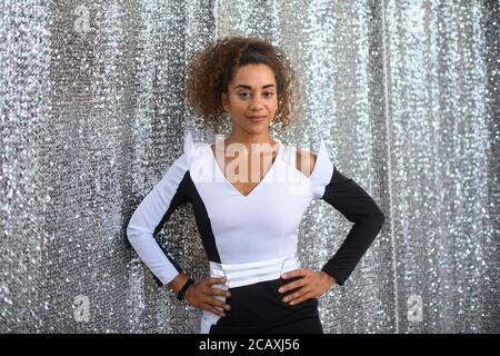 Dresde, Allemagne. 07e août 2020. Nadja Benaissa est sur scène dans le théâtre en plein air Junge Garde. L'ancienne chanteuse No-Angels se présentera à Dresde ce soir pour la première fois avec le groupe féminin de Dresde 'medlz'. L'enfant de 38 ans célèbre son retour de groupe après dix ans. Elle avait été embauchée par le groupe de femmes a capella en octobre 2019 pour remplacer leur alto sortant. Jusqu'en 2010, le Hessian, qui vit à Berlin, appartenait au groupe de filles No Angels, qui a émergé de la série de casting 'Popstars'. Credit: Robert Michael/dpa-Zentralbild/ZB/dpa/Alay Live News Banque D'Images