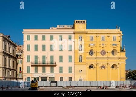 Place Pierre Gautier à Nice-France quelques mois avant d'être terminé. Le bâtiment jaune sur la droite fait partie de la Chapelle de la Miséricorde. Banque D'Images