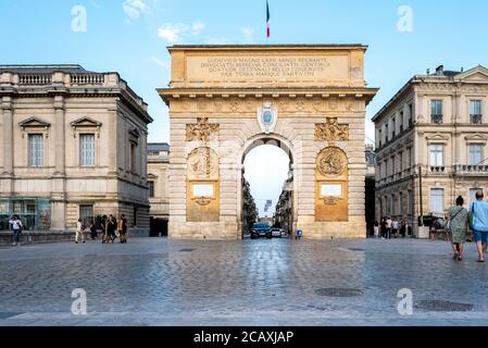 Montpellier, France- 26 juillet 2019 : Arche triomphale porte du Peyrou à Montpellier, France pendant un été en fin d'après-midi. Banque D'Images