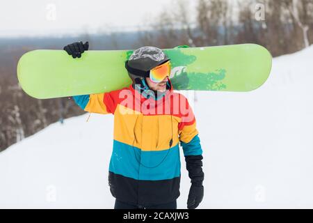 homme attrayant dans les vêtements de sport spéciaux est dans le domaine de ski, gros plan photo. Banque D'Images