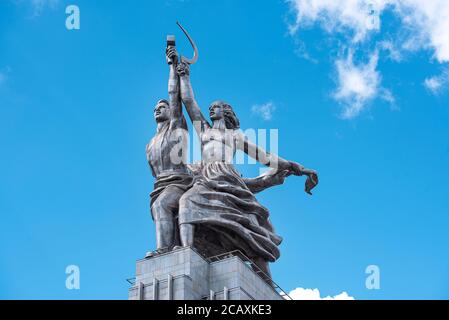 Monument travailleur et femme kolkhoz ou sculpture de Rabochiy i Kolkhoznitsa à Moscou en Russie. Banque D'Images