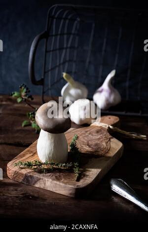 Seitling aux herbes sur une planche de bois d'olive Banque D'Images