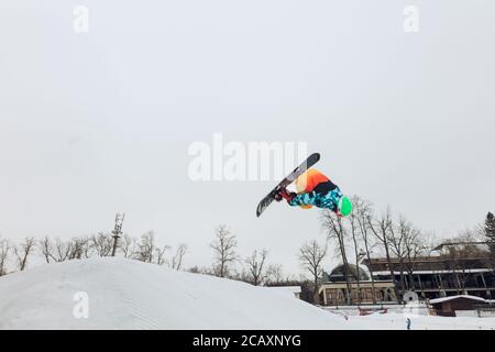 freestyle de snowboard concept, jeune homme montrant une stun. pleine longueur photo.copie espace, genre risqué de sport Banque D'Images