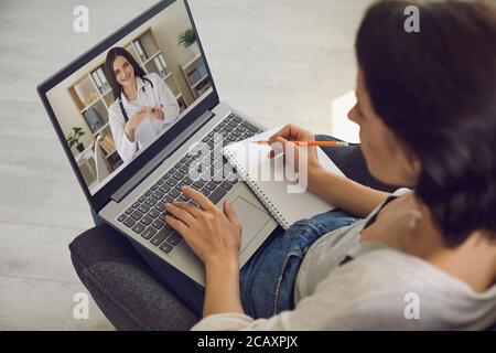 Consultation médicale en ligne. Le patient consulte le médecin à l'aide de l'application de vidéoconférence de la clinique médicale à distance. Virtuel Banque D'Images