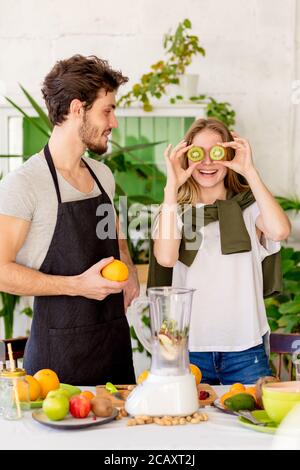 bonne recherche drôle fille a fait des verres de kiwi. fille a l'amusement dans le kithchen. photo de gros plan Banque D'Images