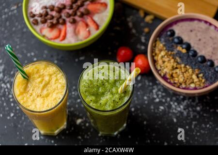 deux verres de délicieux cocktail et yaourt sur la table noire. arrière-plan flou. petit déjeuner Banque D'Images