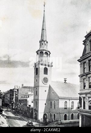 La légende de cette photo, écrite pour 1906, se lit comme suit : ancienne maison de réunion du Sud construite en 1730 sur le lot de Gov John Winthrop, coin des rues Milk et Washingtion, et dédiée en avril de la même année. Le 27 novembre 1773, a eu lieu la réunion au cours de laquelle il a été résolu le thé anglais ne devrait pas être débarqué; Et le 16 décembre a eu lieu la réunion avec 7,000 personnes présentes, avant l'effusion du thé dans le port de Boston par les fils de la liberté, déguisée en Indiens mohawks. Ici Warren a parlé en mars 1775 trois mois avant d'être tué à la bataille de Bunker Hill. Dans le Banque D'Images