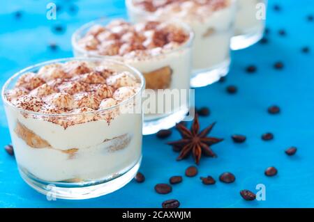 Tiramisu de dessert italien classique en verres, décoré avec de la poudre de cacao Banque D'Images