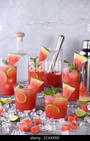 Vodka « Watermelon cocktail » - composé de pastèque fraîche, de sucre de coco, de jus de citron vert frais et de vodka. Profitez de cette partie d'été légère et rafraîchissante Banque D'Images