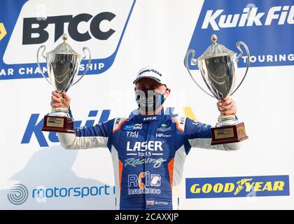 West Kingsdown, Kent, Royaume-Uni. 09e août 2020. Kwik Fit British Touring car Championship, le jour de la course ; Ashley Sutton fête avec le trophée indépendant gagnant et la 2ème place dans la série 6 de crédit: Action plus Sports Images/Alamy Live News Banque D'Images