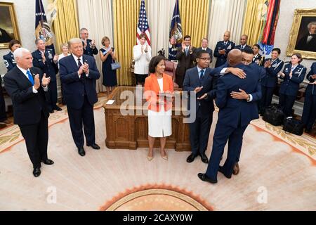 Le général Charles Q. Brown de la Force aérienne des États-Unis est adopté par son fils après avoir été assermenté comme nouveau chef d'état-major de la Force aérienne dans la salle du bureau ovale de la Maison Blanche le 4 août 2020 à Washington, DC. Banque D'Images