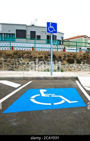 Symbole international d'accès (ISA) sur un parking pour les conducteurs handicapés situé dans une zone résidentielle. Banque D'Images