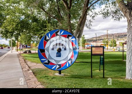 Native American Panier Gamme d'antennes satellites, recyclé conçu par des artistes autochtones d'Amérique sur la route 66 en subventions, Nouveau Mexique USA. Banque D'Images