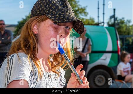 Clonakilty, West Cork, Irlande. 9 août 2020. Les gens de Clonakilty à West Cork ont été traités à une représentation impromptue de la musique trad dans le soleil flamboyant ce soir. Le Clonakilty Comhlalas Trad Music Group a décidé de se produire à l'extérieur en raison de ne pas se rencontrer à l'intérieur à cause de COVID-19. Mary O'Regan, âgée de 9 ans, jouait le sifflet de l'étain. Crédit : AG News/Alay Live News Banque D'Images