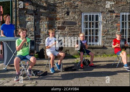 Clonakilty, West Cork, Irlande. 9 août 2020. Les gens de Clonakilty à West Cork ont été traités à une représentation impromptue de la musique trad dans le soleil flamboyant ce soir. Le Clonakilty Comhlalas Trad Music Group a décidé de se produire à l'extérieur en raison de ne pas se rencontrer à l'intérieur à cause de COVID-19. Crédit : AG News/Alay Live News Banque D'Images