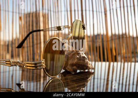 Steampunk lunettes de soleil rondes spécial design Shoot dans un jour ensoleillé en été Banque D'Images