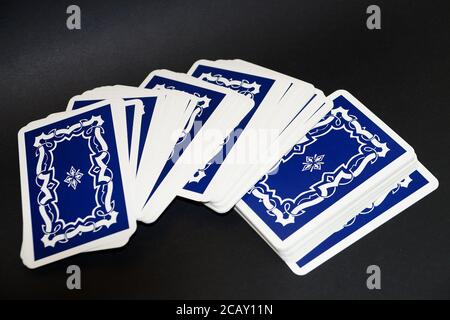jeu de cartes de tarot dépliées sur fond noir perdu Banque D'Images