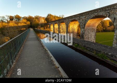 Le canal de Llangollen et le passage de Shrewsbury à Wrexham au-dessus de la frontière gallois, en anglais, près de Chirk Banque D'Images