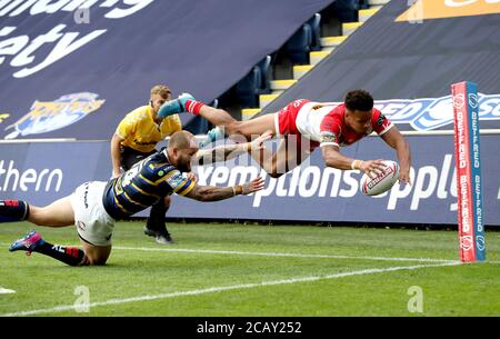 Le Regan Grace de St Helens (à droite) défie un match de Luke Briscoe de Leeds Rhinos pour marquer sa cinquième tentative lors du match de la Super League de Betfred au stade Emerald Headingley, à Leeds. Banque D'Images