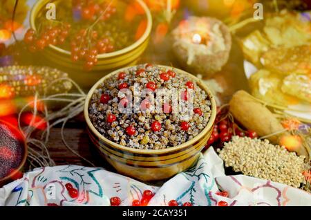 Kutya de Noël ukrainien sur table de fête. Porridge rituel de Noël fait de grains de blé. Banque D'Images