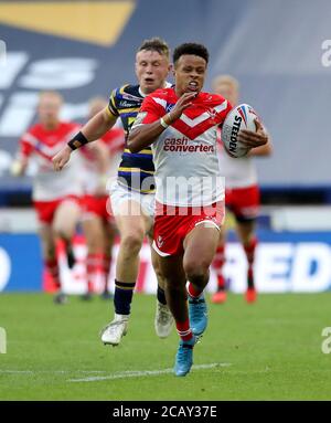 St Helens Regan Grace (à droite) s'éloigne de Harry Newman de Leeds Rhinos pour marquer ses côtés sixième tentative lors du match de la Super League de Betfred au stade Emerald Headingley, à Leeds. Banque D'Images