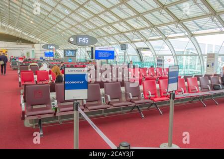 Paris, France - 4 avril 2018 : aéroport Charles de Gaulle, les passagers attendent leur vol à la porte Banque D'Images