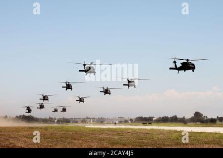 Douze HÉLICOPTÈRES UH-60M Black Hawk du 1er Bataillon d’hélicoptères de combat de la Garde nationale de l’Armée de Californie, 140e Aviation Regiment, se lèvent de l’aérodrome de l’Armée de Los Alamitos pour un vol d’entraînement en formation, le 31 juillet 2020, à la base d’entraînement des Forces interarmées, Los Alamitos, Californie. Le vol a été dirigé par l’Adjudant-chef de l’armée américaine 5 Robert Metoyer comme dernier vol avec l’unité et comme vol culminant de la période d’entraînement annuelle du bataillon. Metoyer prend sa retraite avec plus de trois décennies de service militaire. (Photo de la Garde d'État de Californie par le colonel Richard Lalor) Banque D'Images