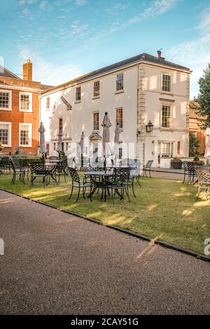 Tables, chaises et sièges extérieurs dans les jardins éclairés des salles de réunion de Norwich Banque D'Images