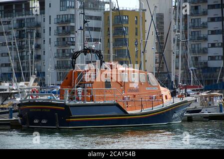 Le RNLB Diamind Jubilee, le RNLI Eastbourne Lifeboat amarré dans le port de Soverign, Eastbourne, Sussex, Angleterre, Royaume-Uni. Banque D'Images