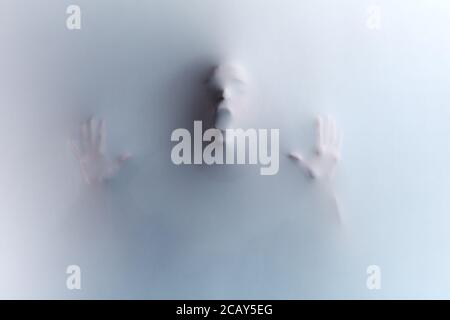 Fou fou homme fou essayant de donner à des amis une peur, la violence de tueur. Photo noir et blanc. Phobie, peur, OVNI, extraterrestre, la mort horrible dans la salle de douche, bathro Banque D'Images