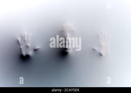 l'homme a été laissé dans la chambre avec un mur de verre. il essaie de sortir de la chambre. guy a été couté par tueur. Banque D'Images