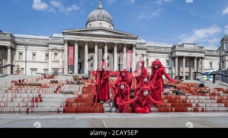 La rébellion des rebelles rouges d'extinction se joint à la Journée internationale de protestation des peuples autochtones à Trafalgar Square, à Londres Banque D'Images