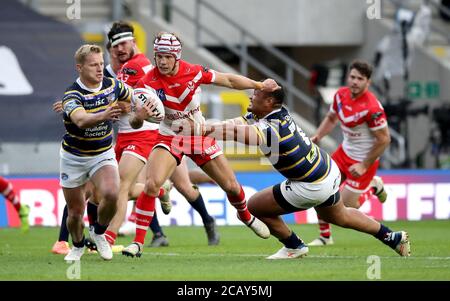 Le Theo Fages de St Helens (au centre) est affronté par Mikolaj Oledzki (à gauche) de Leeds Rhinos et Ava Seumanufagai lors du match de la Super League de Betfred au stade Emerald Headingley, à Leeds. Banque D'Images