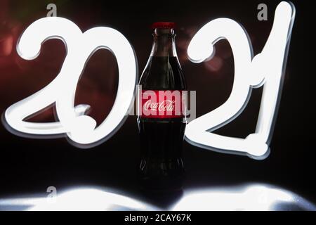 Lviv, Ukraine - 21 mai 2020 : vue de la bouteille de coca cola sur fond noir. Lumière de gel Banque D'Images