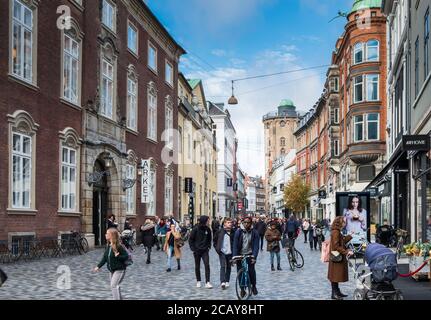 Strøget est la principale rue commerçante, Copenhague, Danemark Banque D'Images