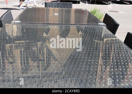 Un reflet sur le verre de la table de l'église Saint-Martin dans le restaurant de la ville française Colmar. Banque D'Images