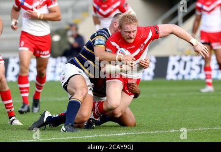 Le James Graham de St Helens (à droite) est abordé par Cameron Smith de Leeds Rhinos lors du match de la Super League de Betfred au stade Emerald Headingley, à Leeds. Banque D'Images