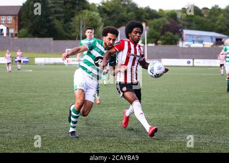 WALTER FIGUEIRA (Derry City FC) Être étroitement marshaled par Roberto Lopes (Shamrock Rovers) Pendant le montage de la ligue Airtricity entre Derry City Banque D'Images