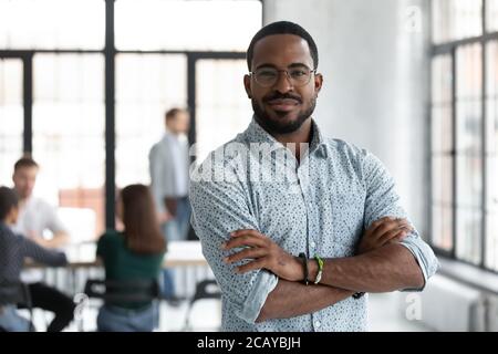 Portrait de tête homme d'affaires afro-américain confiant portant des lunettes Banque D'Images