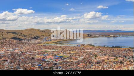 Panorama de la ville péruvienne Puno et du lac Titicaca, Pérou Banque D'Images