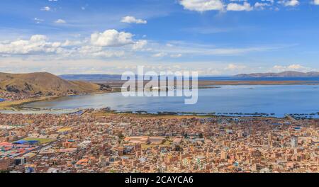 Panorama de la ville péruvienne Puno et du lac Titicaca, Pérou Banque D'Images